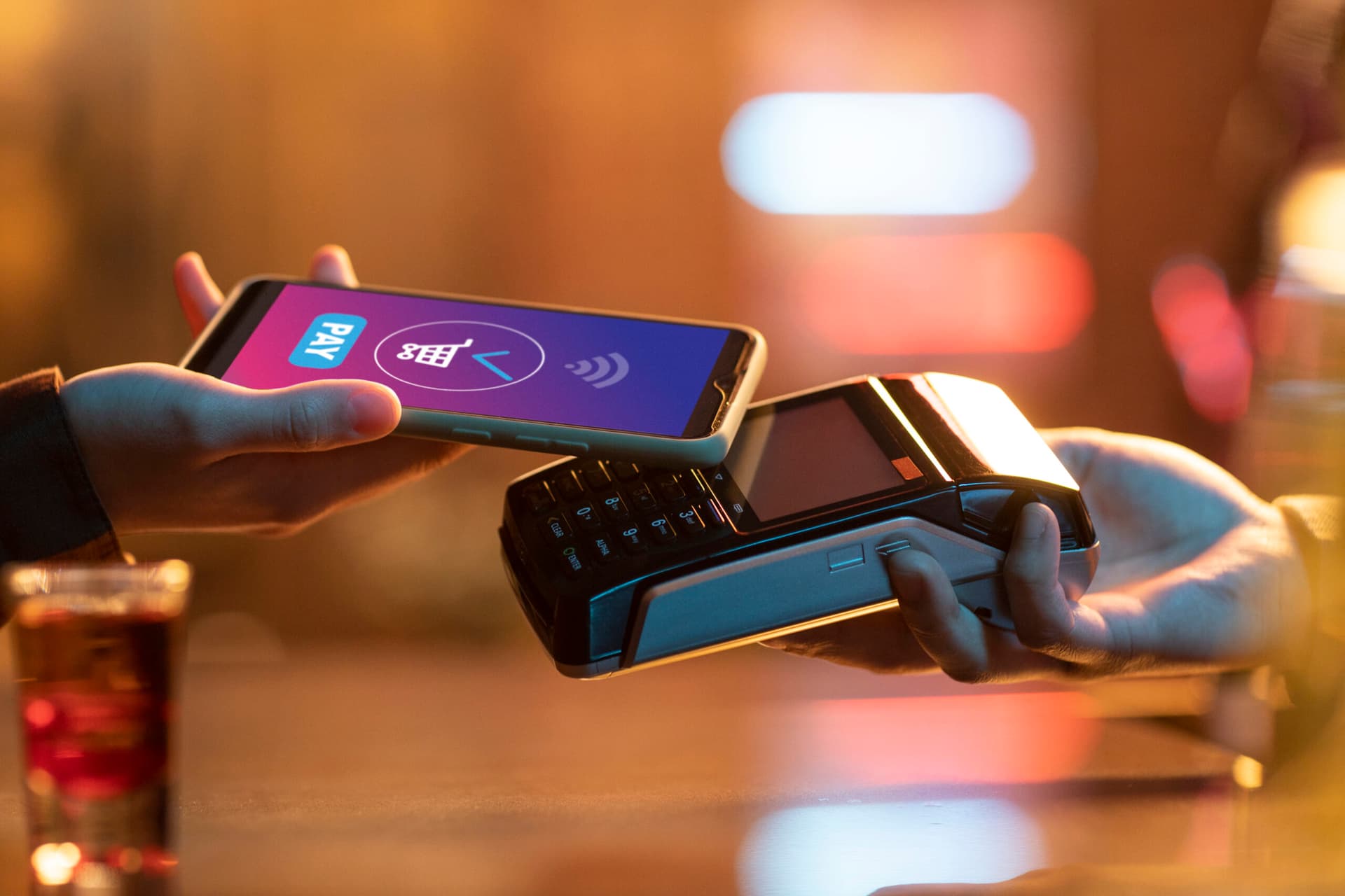 Abecs: 41% dos que pagam por aproximação já usam o celular