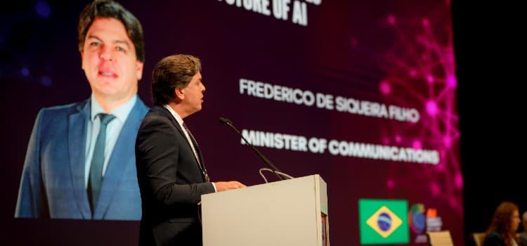 Brasil quer produzir IA própria, diz ministro na Índia