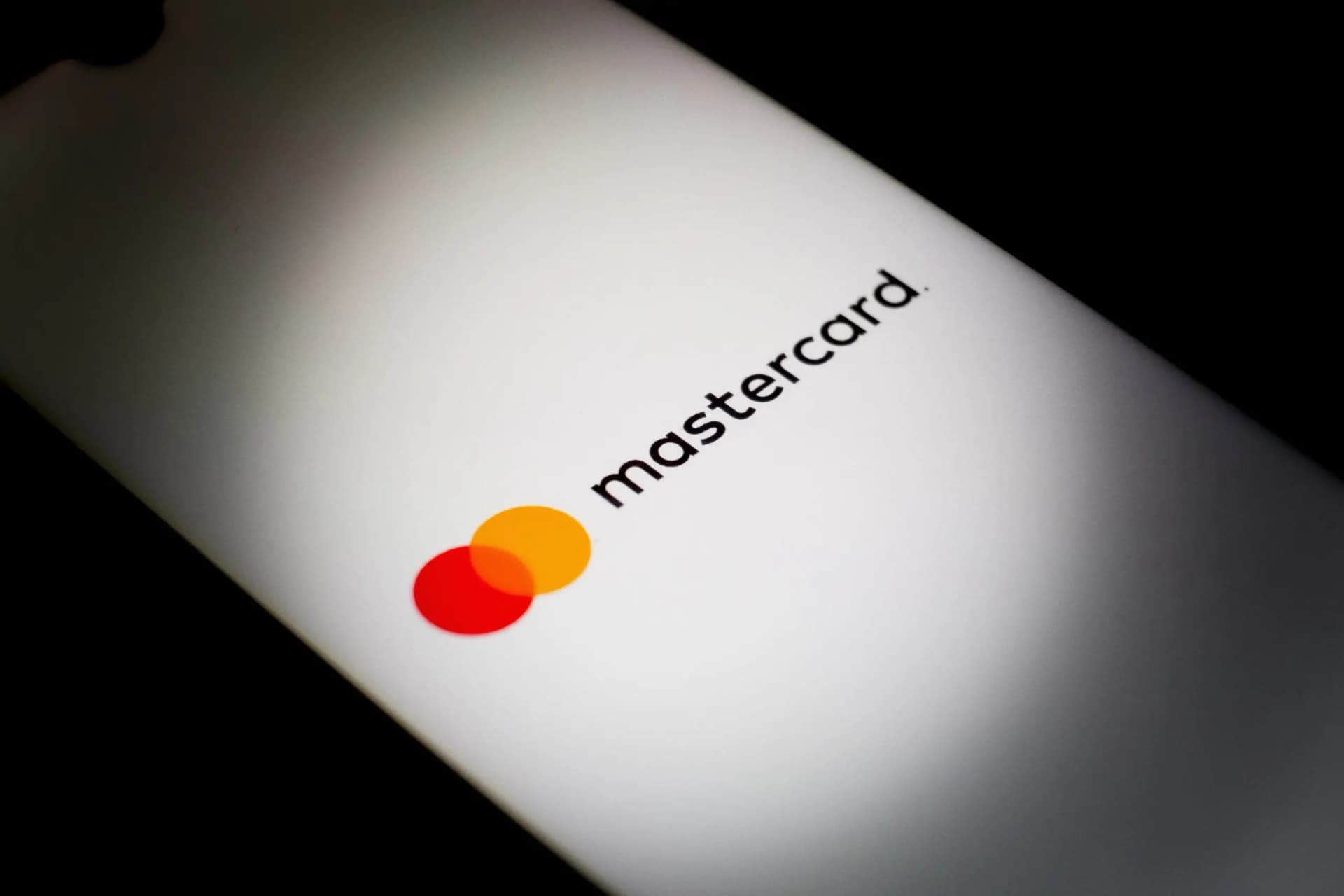 Mastercard lança conexão única para lojas venderem via IA
