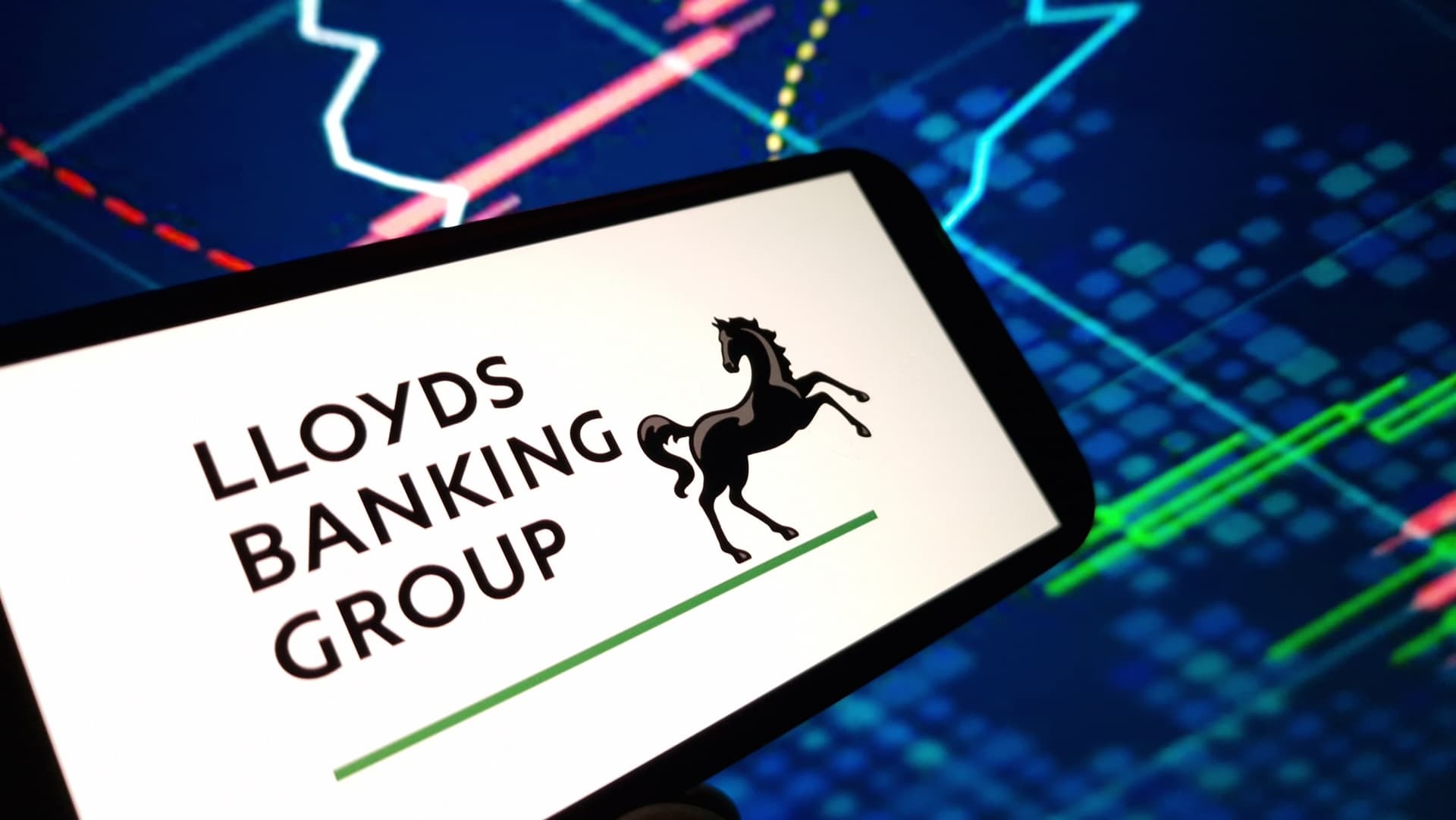 Lloyds aciona agentes de IA contra golpes em tempo real