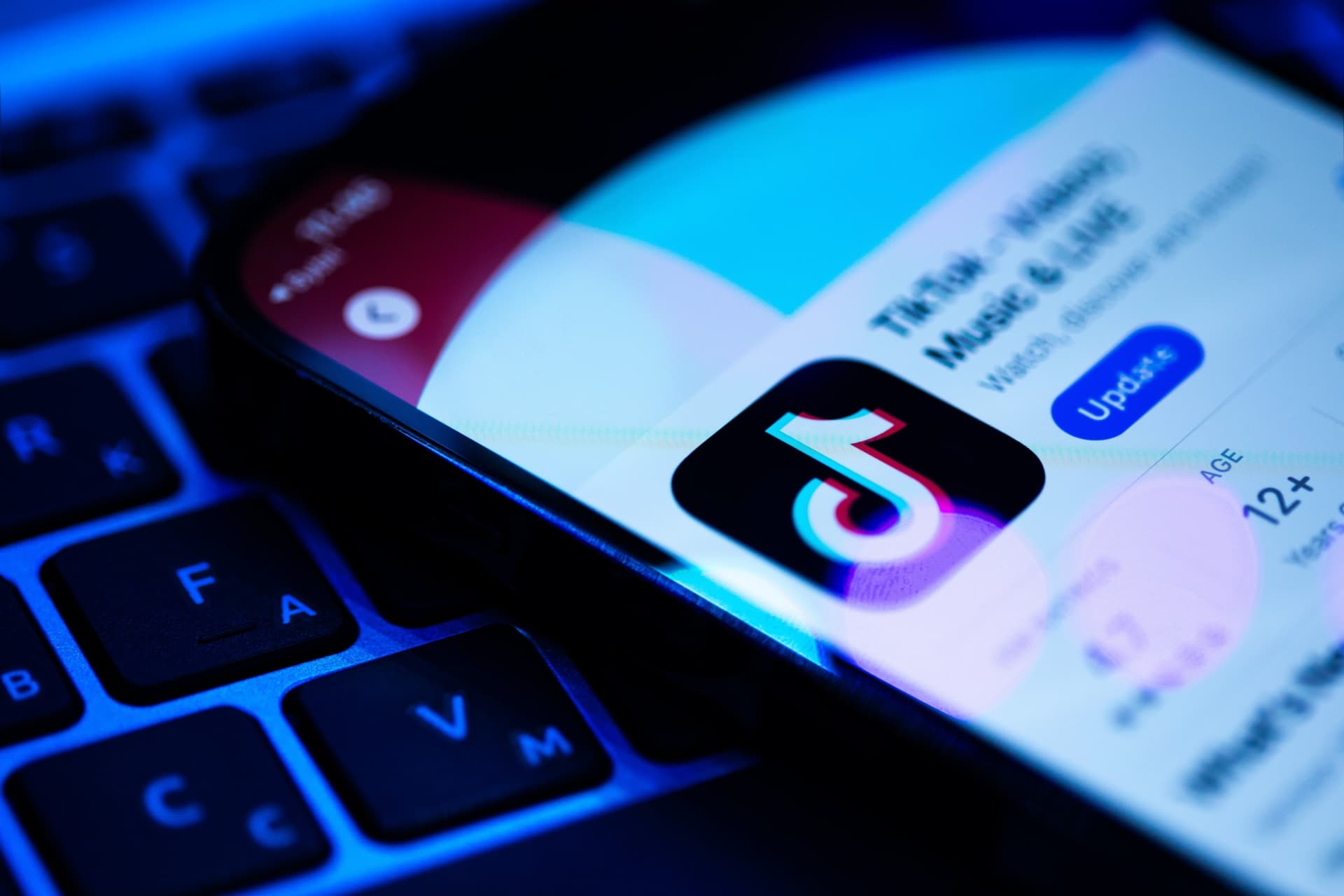 TikTok avalia envio de dinheiro por mensagem direta