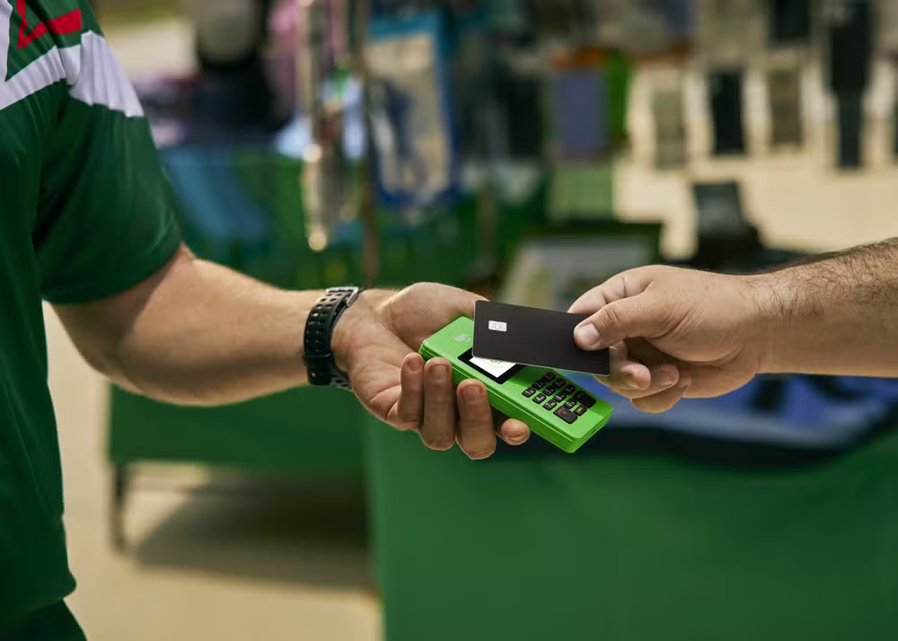 Stone lucra R$ 549 mi no 1T26; inadimplência pressiona