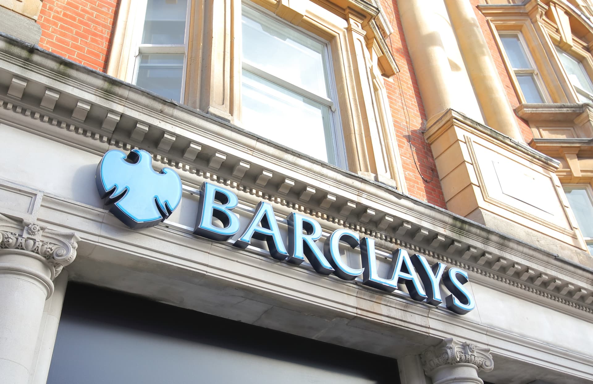 Barclays compra app de banco para 500 mil jovens no UK