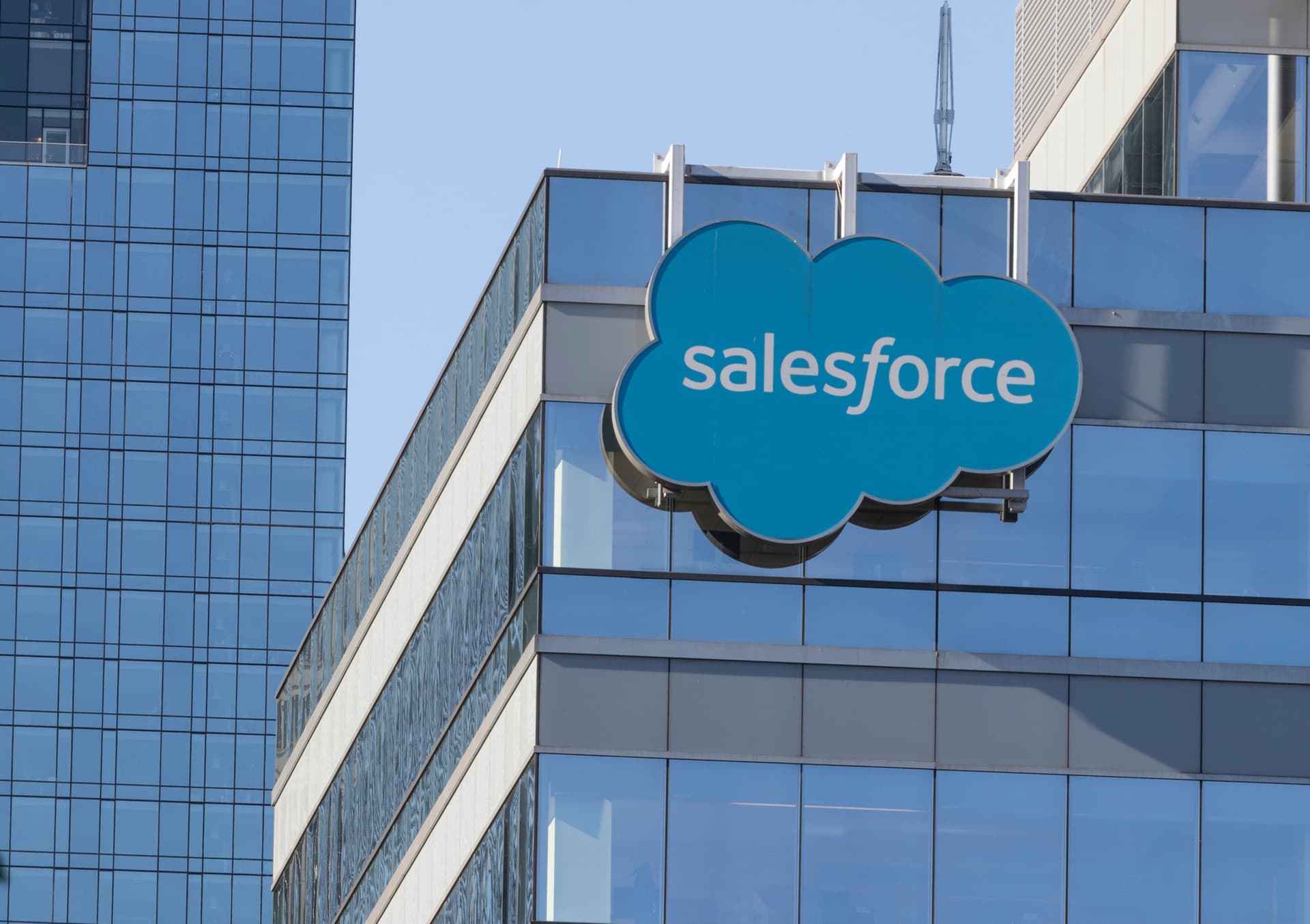 Salesforce mira Listen Labs, startup de IA, por US$ 2 bi