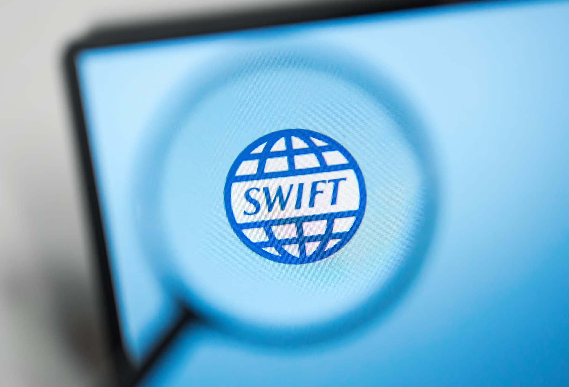 Swift leva 4 bancões do UK a pagamento global instantâneo