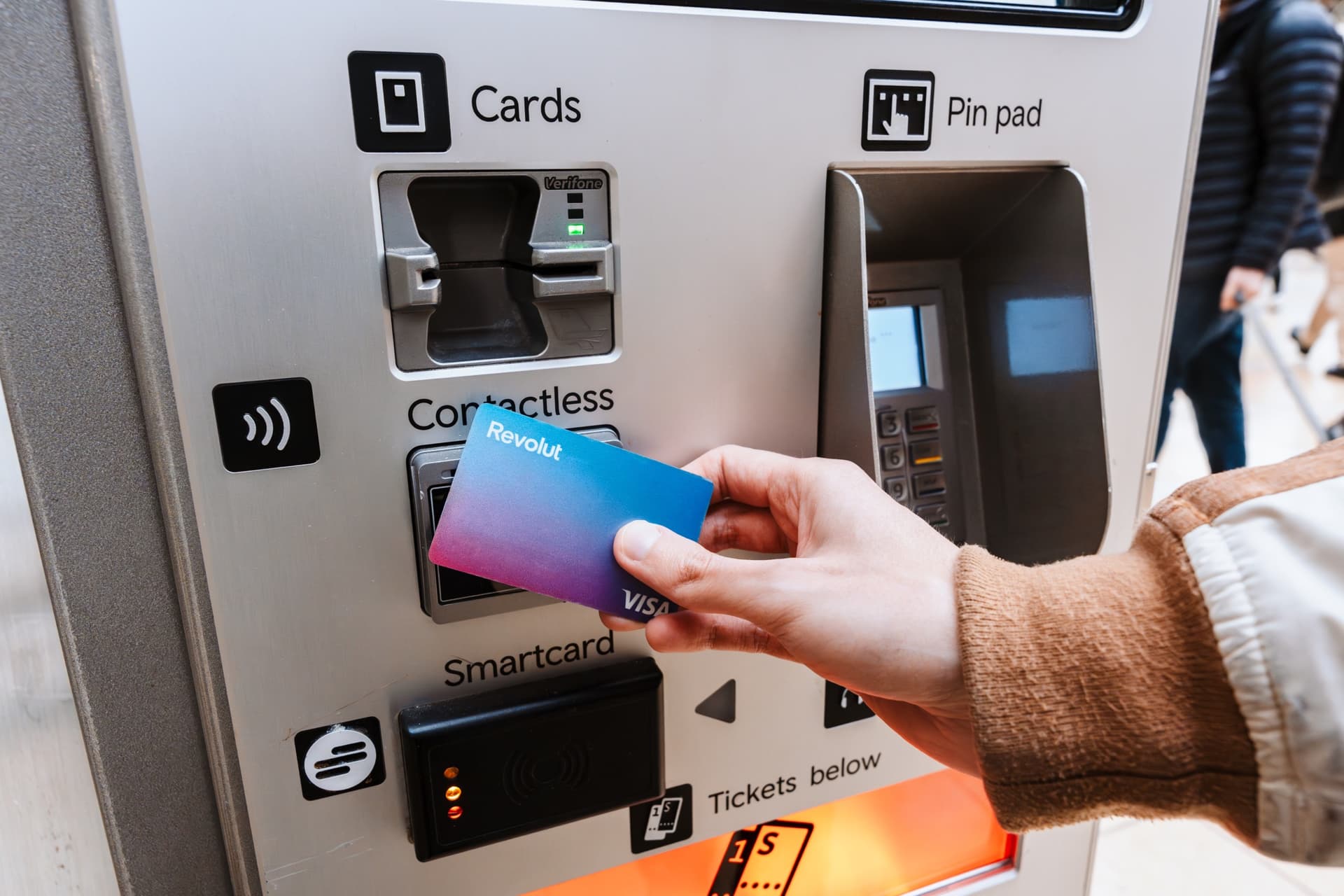 Revolut ressarce 112 mil irlandeses por taxa indevida em ATM
